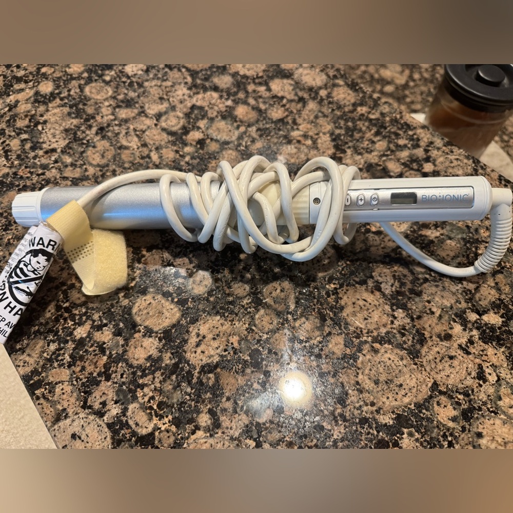 Bio Ionic Style Winder Curling Wand
Never been used.